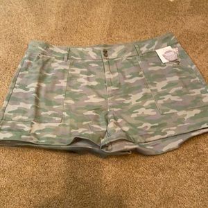 NEW Women’s camouflage cargo shorts - size 24